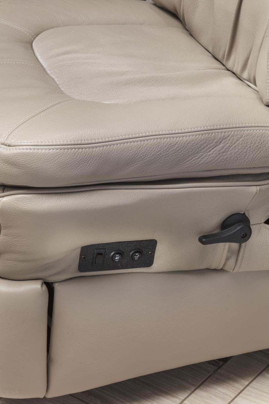 Детали интерьера Entegra Coach Cornerstone 2016 года  (фото 10 из 19)